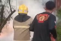 Tim Damkar Sumenep Saat Berusaha Memadamkan Kobaran Api Didepan SPBU Pamolokan, Minggu (20/07/2025)
