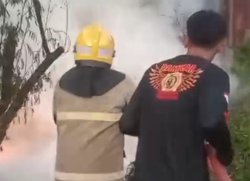 Tim Damkar Sumenep Saat Berusaha Memadamkan Kobaran Api Didepan SPBU Pamolokan, Minggu (20/07/2025)