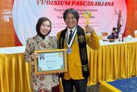 Akhmadi Yasid Usai Menerima Penghargaan Wisuda Terbaik ke-2 Program Pasca Sarjana Fakultas Hukum Bersama Salah Dosen Pembimbing 