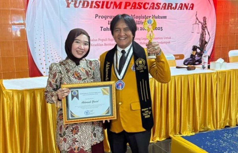 Akhmadi Yasid Usai Menerima Penghargaan Wisuda Terbaik ke-2 Program Pasca Sarjana Fakultas Hukum Bersama Salah Dosen Pembimbing 