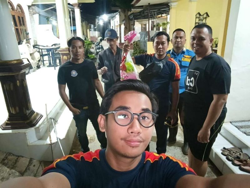 Detik-Detik Menegangkan! Ular Liar Masuk Rumah Warga di Pamolokan, Tim Damkar Sumenep Bergerak Tengah Malam