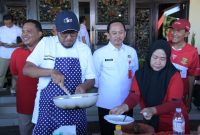 Meriahkan HUT RI ke-80, Bupati Sumenep Masak Mie Goreng Bareng Forkopimda Wujudkan Kebersamaan di Momen Kemerdekaan