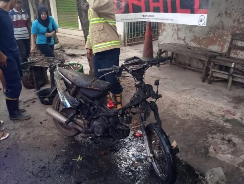 SiLaPor 112 Terima Laporan Kebakaran Pagi Hari, Damkar Sumenep Bergerak Sigap Kendalikan Kobaran Api