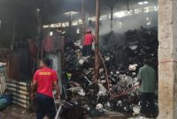 BREAKING NEWS: Api Lahap Limbah di Kalianget Barat, Petugas Damkar Masih Berjibaku!