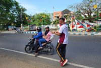 Jumat Penuh Berkah: KBS Sumenep Tebar Cinta Lewat 60 Nasi Bungturat di Jalan Urip Sumoharjo