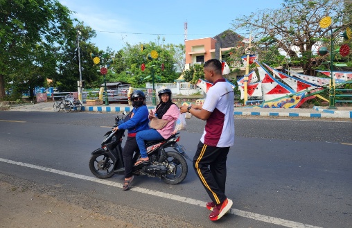 Jumat Penuh Berkah: KBS Sumenep Tebar Cinta Lewat 60 Nasi Bungturat di Jalan Urip Sumoharjo