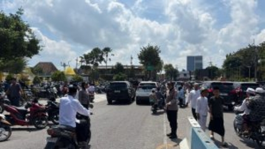 Polwan Humanis Polres Sumenep Pastikan Sholat Jum'at Aman dan Lancar