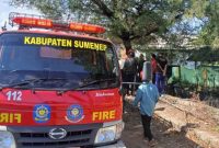 Sebuah mobil yang terperosok ke selokan di depan Masjid Desa Nambakor, Kecamatan Saronggi, Sabtu (09/08/2025)