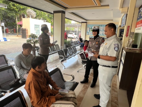Satlantas Polres Sumenep Saat Sosialisasi Program Pemutihan PKB di Kantor Samsat Sumenep 