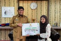 Bupati Sumenep Achmad Fauzi Wongsojudo Saat Menyerahkan Beasiswa Kepada Ananda Tasya Mahasiswa UIN Madura Asal Desa Gapurana Kecamatan Talango, Senin (11/08/2025)