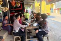 Satuan Lalu Lintas (Satlantas) Polres Sumenep turun langsung menemui para sopir bus mini dalam kegiatan Edukasi Keselamatan kepada Para Supir Bis Mini, Selasa (12/08/2025)