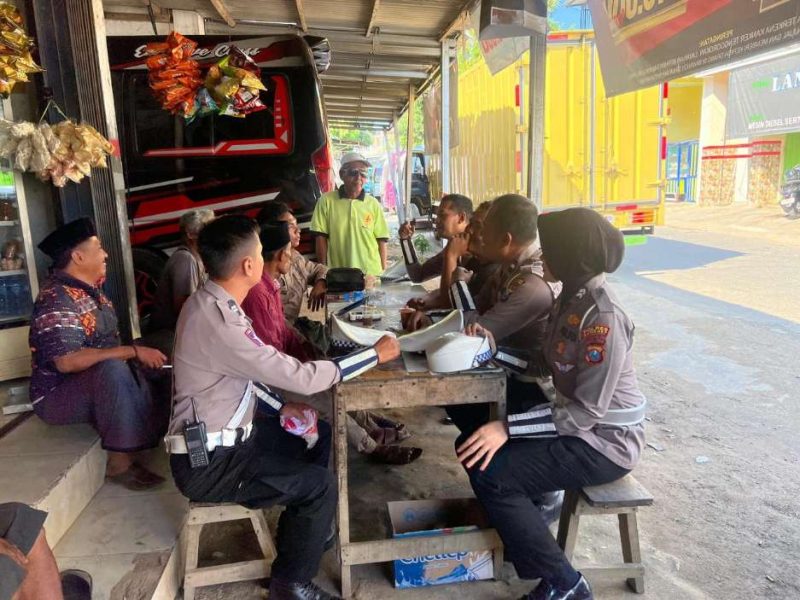 Satuan Lalu Lintas (Satlantas) Polres Sumenep turun langsung menemui para sopir bus mini dalam kegiatan Edukasi Keselamatan kepada Para Supir Bis Mini, Selasa (12/08/2025)