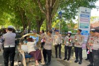 Bendera, Bunga, dan Pesan Keselamatan: Cara Humanis Satlantas Polres Sumenep Rayakan Kemerdekaan di Jalan Raya