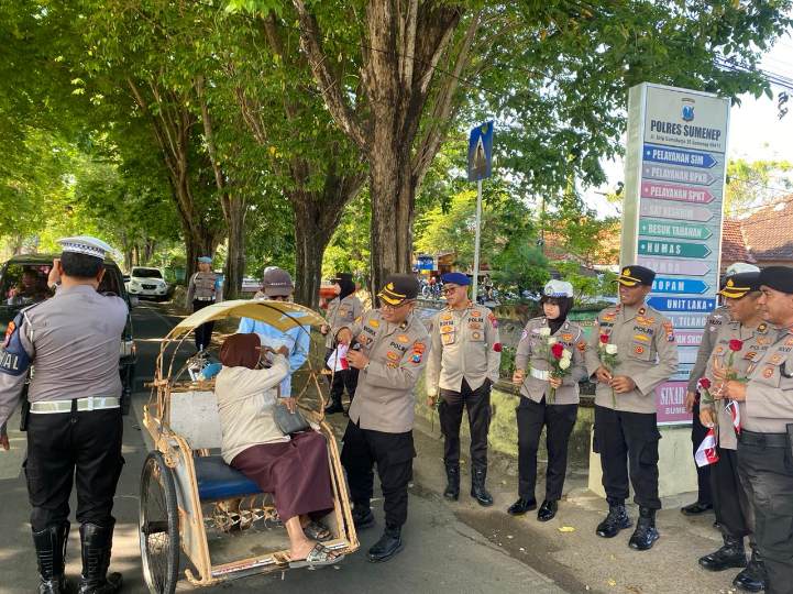 Bendera, Bunga, dan Pesan Keselamatan: Cara Humanis Satlantas Polres Sumenep Rayakan Kemerdekaan di Jalan Raya