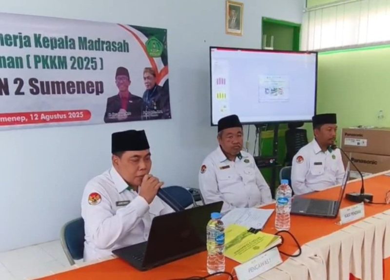 Pengawas Kemenag Sumenep Fathor Arifin MPD saat Melakukan PKKM di MTsN 2 Sumenep 