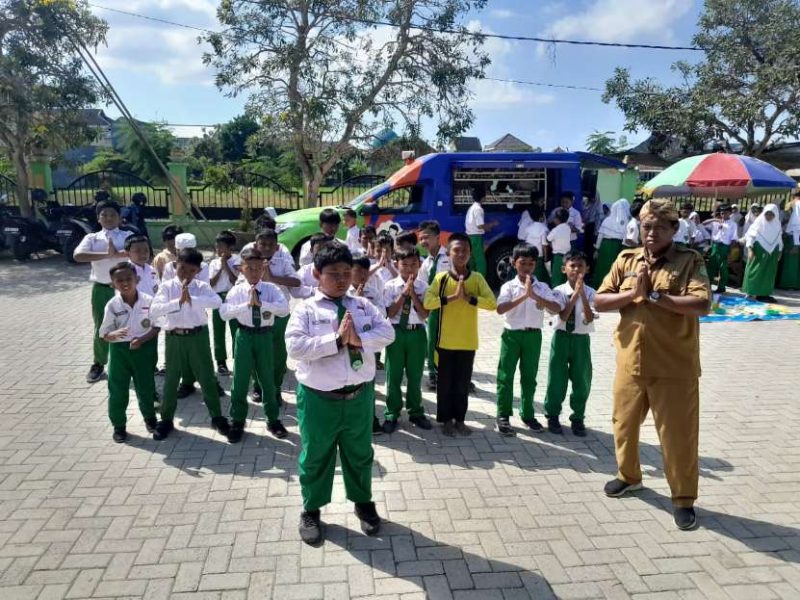 Perpustakaan Keliling Dispusip Sumenep Sambangi MIN 2, Anak-anak Antusias Cari Buku Cerita dan Hadis