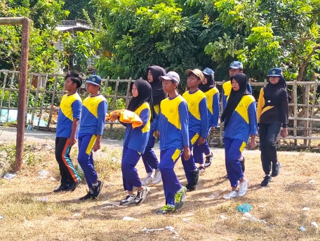 Sebanyak 10 siswa terbaik MTsN 3 Sumenep sukses menorehkan prestasi membanggakan setelah terpilih sebagai anggota Pasukan Pengibar Bendera Pusaka (Paskibraka) Kecamatan Saronggi tahun 2025.