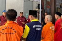 Karutan Kelas IIB Sumenep Heri Sutriadi Saat Memberikan Arahan Kepada Warga Binaan 