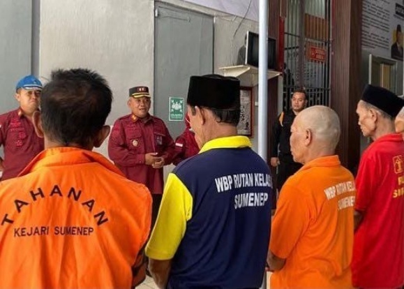 Karutan Kelas IIB Sumenep Heri Sutriadi Saat Memberikan Arahan Kepada Warga Binaan 