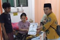Ketua Baznas Kabupaten Sumenep, Ahmad Z. Rahman Saat Menyalurkan Bantuan Kepada Keluarga 