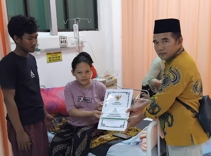 Ketua Baznas Kabupaten Sumenep, Ahmad Z. Rahman Saat Menyalurkan Bantuan Kepada Keluarga 