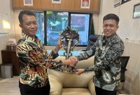 Ketua DPC ISSITA Sumenep. Dr. Naghfir,S.HI.,M.Kn. Saat Menyerahkan Cinderamata Keris Kepada Kantor BPN Sumenep, Jum'at (15/08/2025)