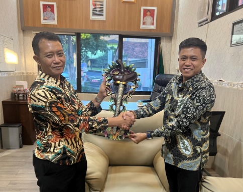 Ketua DPC ISSITA Sumenep. Dr. Naghfir,S.HI.,M.Kn. Saat Menyerahkan Cinderamata Keris Kepada Kantor BPN Sumenep, Jum'at (15/08/2025)