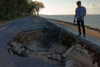 Ancaman Nyata Keselamatan Pengendara, Jalan Utama Sonok Nonggunong Bolong Diterjang Ombak