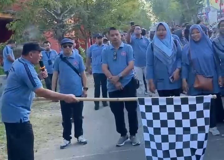 Kepala SMANSA 1 Sumenep Drs. Rafiudin MPD Saat Melepas JJS Dies Natalis ke-65 
