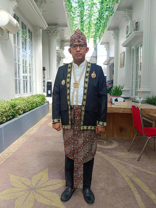 Bupati Sumenep Achmad Fauzi Wongsojudo Dengan Pakaian Adat Dalam Rangka Memperingati HUT RI Ke-80