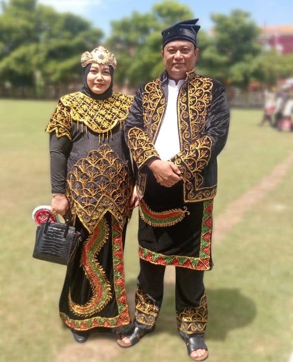 Momentum Proklamasi, Kepala Diskominfo Sumenep dan Istri Tampil Anggun dengan Pakaian Adat Banjar Kalsel