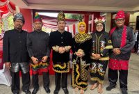Kepala Bappeda dan BKPSDM Sumenep Bersama Istri Tampil Memukau dengan Busana Adat Kalimantan Selatan di HUT RI ke-80