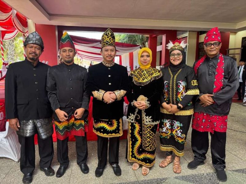 Kepala Bappeda dan BKPSDM Sumenep Bersama Istri Tampil Memukau dengan Busana Adat Kalimantan Selatan di HUT RI ke-80