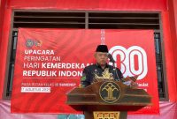 Karutan Kelas IIB Sumenep Heri Sutriadi Saat Memimpin Upacara Peringatan HUT RI ke-80 di Halaman Rutan Sumenep, Minggu (17/08/2025)