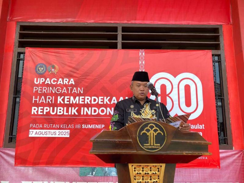 Karutan Kelas IIB Sumenep Heri Sutriadi Saat Memimpin Upacara Peringatan HUT RI ke-80 di Halaman Rutan Sumenep, Minggu (17/08/2025)
