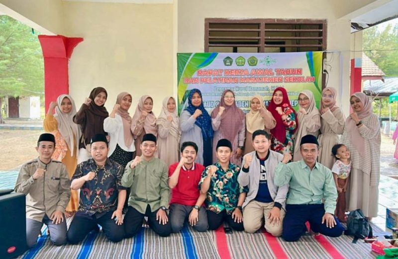 SD Raden Rahmat Gelar Rapat Kerja Awal Tahun Part II di Pantai Lombang, Senin (18/08/2025)