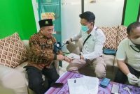 Kepala Kemenag Sumenep Abdul Wasid Saat Melakukan Cek Gratis di HUT ke-80 RI di Lingkungan Kemenag Sumenep 