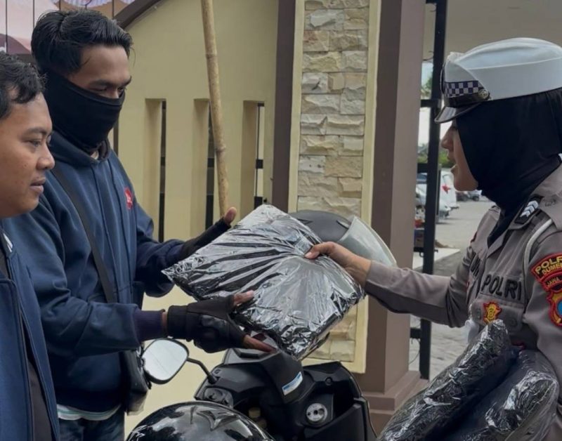 Satlantas Polres Sumenep Edukasi Ojek Online, Bagikan Jaket untuk Dorong Kesadaran Tertib Lalu Lintas