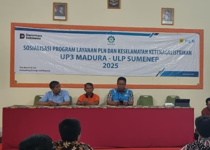 Kepala ULP PLN Sumenep Pangky Yonkynata Ardiyansyah Saat menyosialisasikan keselamatan ketenagalistrikan sekaligus memperkenalkan promo spesial bertajuk “Energi Kemerdekaan: Tambah Daya, Tambah Merdeka”, di SMKN 1 Sumenep, Kamis (21/08/2025)