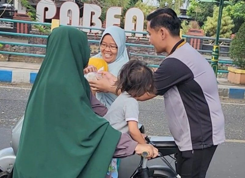 Aksi Sosial KBS Sumenep: 60 Bungkus Nasi Bungturat Dibagikan untuk Abang Becak dan Pengendara Jalanan