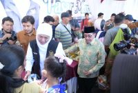 Gubernur Jatim Khofifah Indar Parawangsa Didampingi Wabup Sumenep KH. Imam Hasyim Saat Meninjau Pasar Murah Di Area Labeng Mesem Pendopo Keraton Sumenep, Sabtu (23/08/2025) 