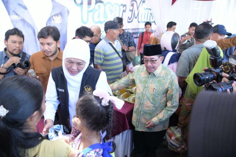 Gubernur Jatim Khofifah Indar Parawangsa Didampingi Wabup Sumenep KH. Imam Hasyim Saat Meninjau Pasar Murah Di Area Labeng Mesem Pendopo Keraton Sumenep, Sabtu (23/08/2025) 