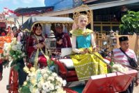 Kades Pinggir Papas H. Ubaidillah Abdul Hayat Bersama Istri Sangat Mengikuti Karnaval HUT ke-80 RI