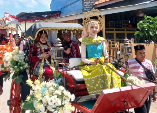 Kades Pinggir Papas H. Ubaidillah Abdul Hayat Bersama Istri Sangat Mengikuti Karnaval HUT ke-80 RI