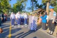 Peserta Membludak, KKMI dan KKGMI Manding Gelar Lomba Gerak Jalan Meriah dan Spektakuler