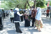 Gubernur Jatim Khofifah Indar Parawangsa Saat Akan Meninjau Penyakit Campak di RSUDMA Sumenep, Sabtu (23/08/2025)
