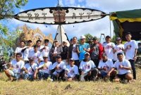 Kadisbudparopar Kabupaten Sumenep H. Moh Iksan SPd MT Bersama Panitia Pagelaran Lajengan Abareng Bupati di Desa Aeng Tong-Tong Kecamatan Saronggi 