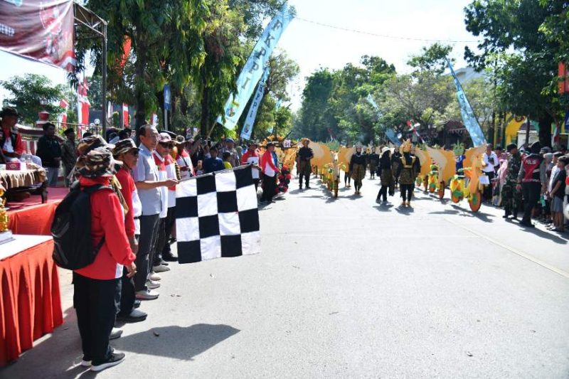 Asisten III Setdakab Sumenep Ferdiansyah Tetrajaya Mewakili Bupati Sumenep Saat Melepas Kegiatan Pawai Hias Sepeda 2025 di Depan Rumdis Bupati Sumenep, Minggu (24/08/2025) 