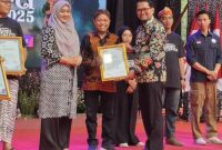 Kabid Pariwisata, Andrie Zulkarnain, ST., M.AP Saat Menerima Penghargaan Salah Satu Peserta Terbaik Di Ajang Festival Dewi Cemara 2024 di Kabupaten Bondowoso 