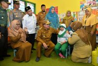 Wabup Sumenep KH. Imam Hasyim Didampingi Kadinkes P2KB Elliyana Fardasyah Saat Meninjau Vaksinasi Campak di Salah Satu Sekolah, Senin (25/08/2025) 